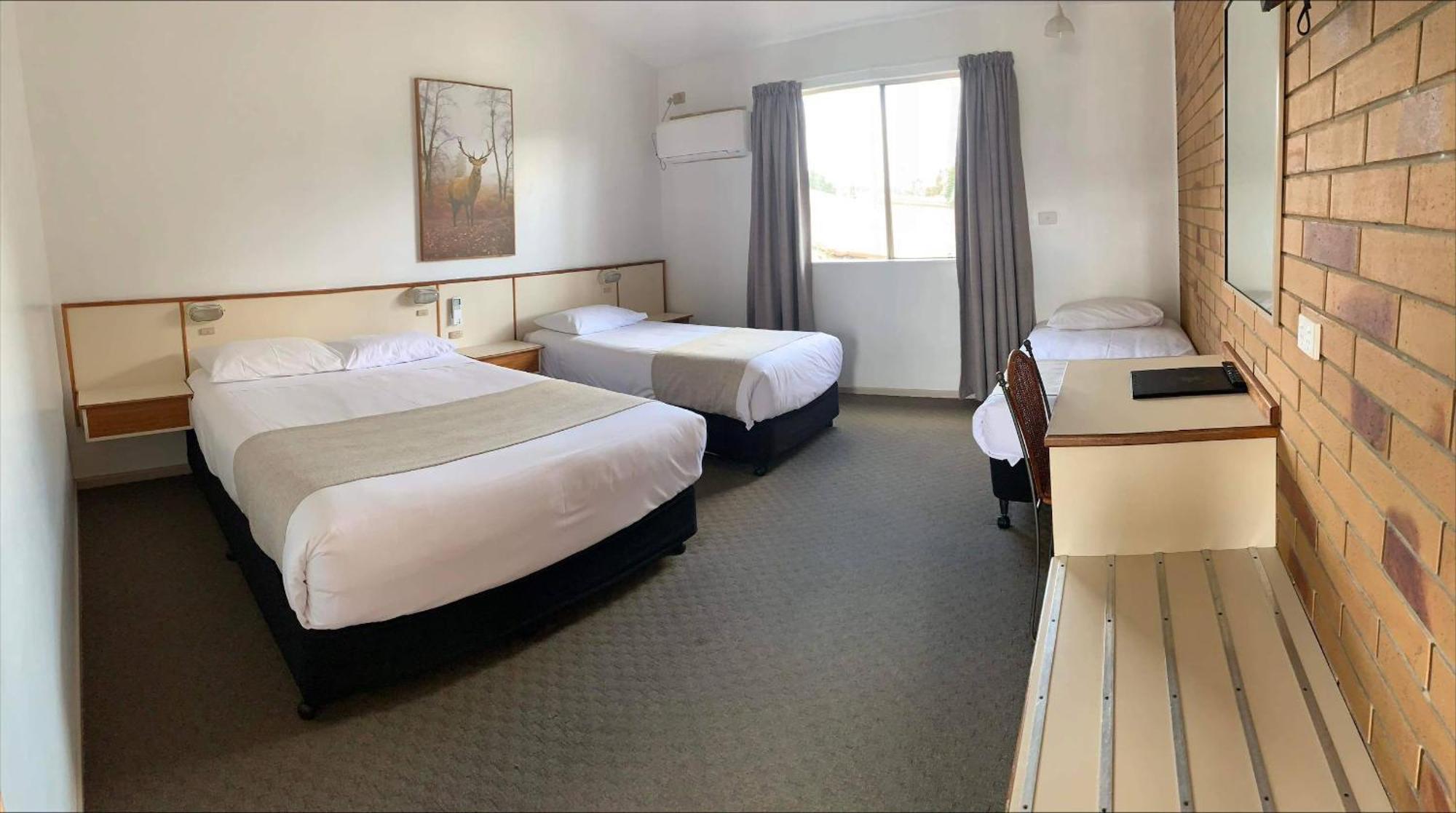 Wild Scotsman Motor Inn Gin Gin Qld Екстериор снимка