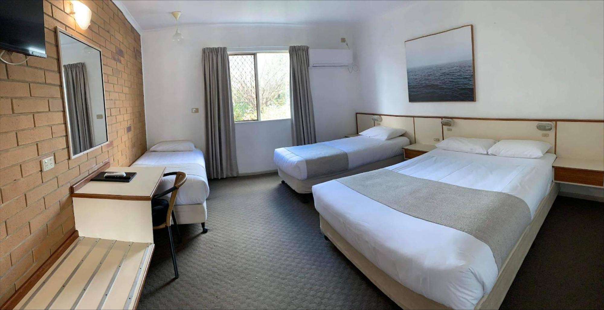 Wild Scotsman Motor Inn Gin Gin Qld Екстериор снимка